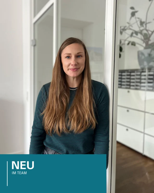 Willkommen bei LLA! Seit vergangener Woche gibt es mit Anne Diemel ein neues Gesicht in unserem Schulbauteam. Als Architektin mit über zehn Jahren Berufserfahrung in der Planung und Umsetzung verschiedenster Projekte bringt sie nicht nur viel fachliches Know-how mit – sondern auch eine große Begeisterung für Kunst und Design, Reisen sowie nachhaltige Architektur. Das klingt sehr sympathisch, finden wir! 😊  Liebe Anne, wir freuen uns sehr, dich im Team zu haben, und wünschen dir einen großartigen Start! 😊  #team #neuimteam #llabda #job #architekturbüro #architektin